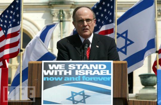 Giuliani_and_Israel_flags.jpg